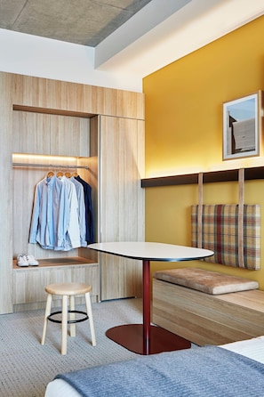 Caja de seguridad en la habitación y tabla de planchar con plancha