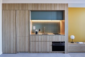 Jääkaappi, mikroaaltouuni, liesi, astianpesukone