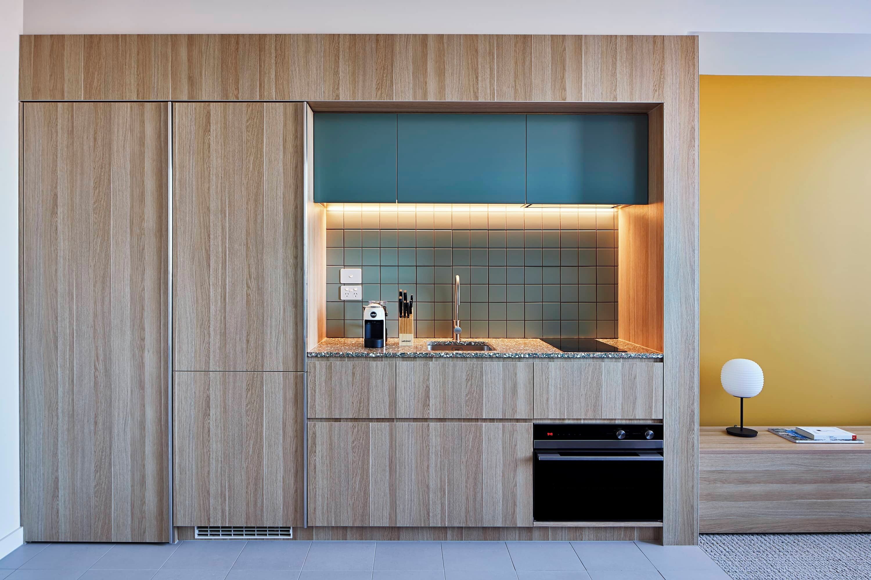 Kjøleskap, mikrobølgeovn, kokeplater og oppvaskmaskin