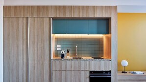 Une cuisine moderne avec des meubles en bois, un évier encastré et un lave-vaisselle compact.