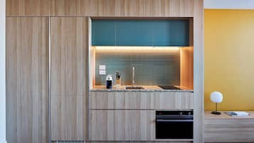 Kjøleskap, mikrobølgeovn, kokeplater og oppvaskmaskin