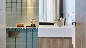 Standard-studiolejlighed | Badeværelse | Bruser, gratis toiletartikler, hårtørrer, håndklæder