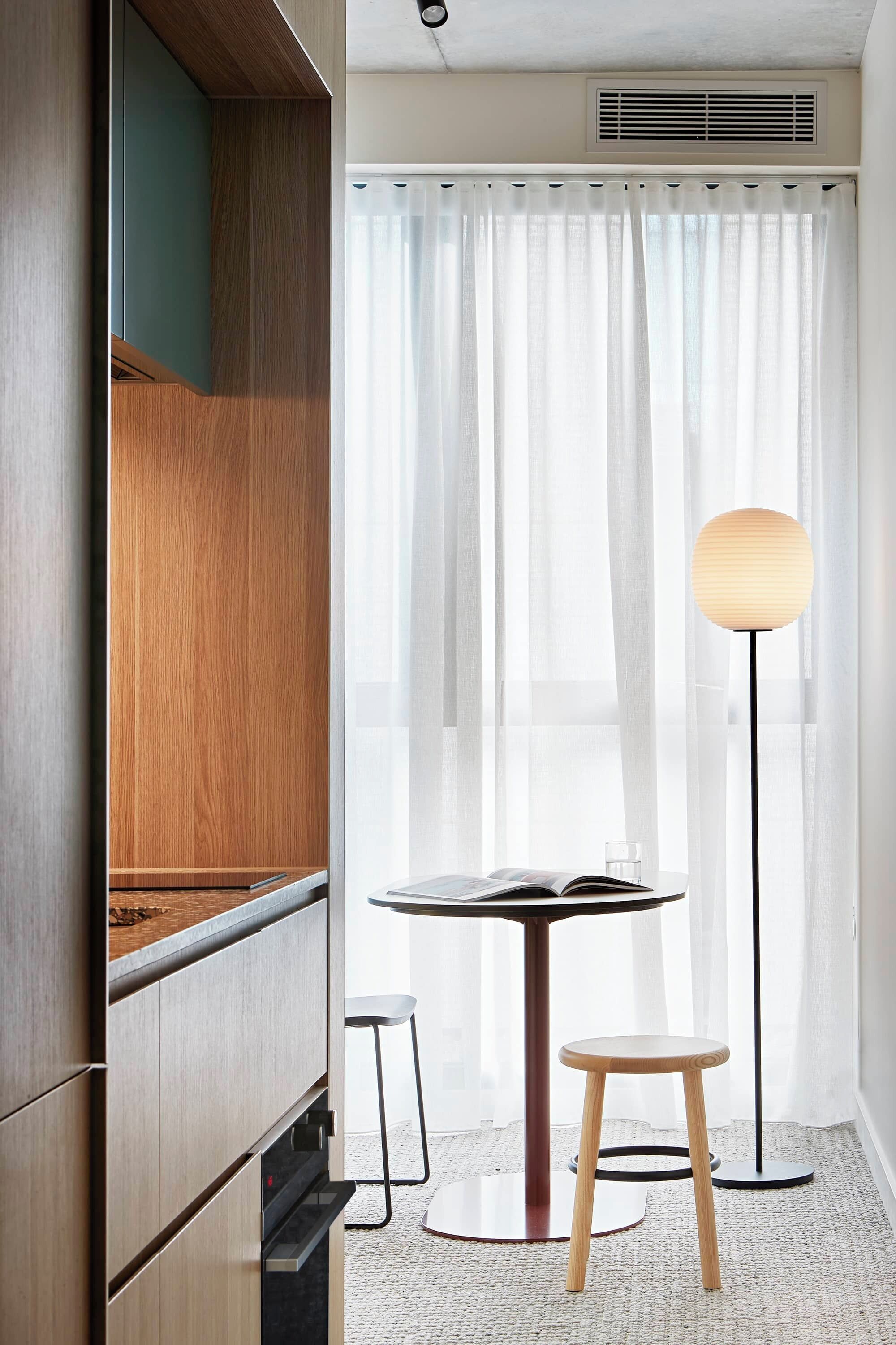 Caja fuerte, tabla de planchar con plancha, wifi gratis y ropa de cama