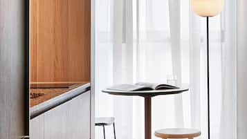 Caja fuerte, tabla de planchar con plancha, wifi gratis y ropa de cama