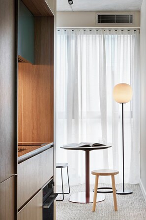 Caja de seguridad en la habitación y tabla de planchar con plancha 