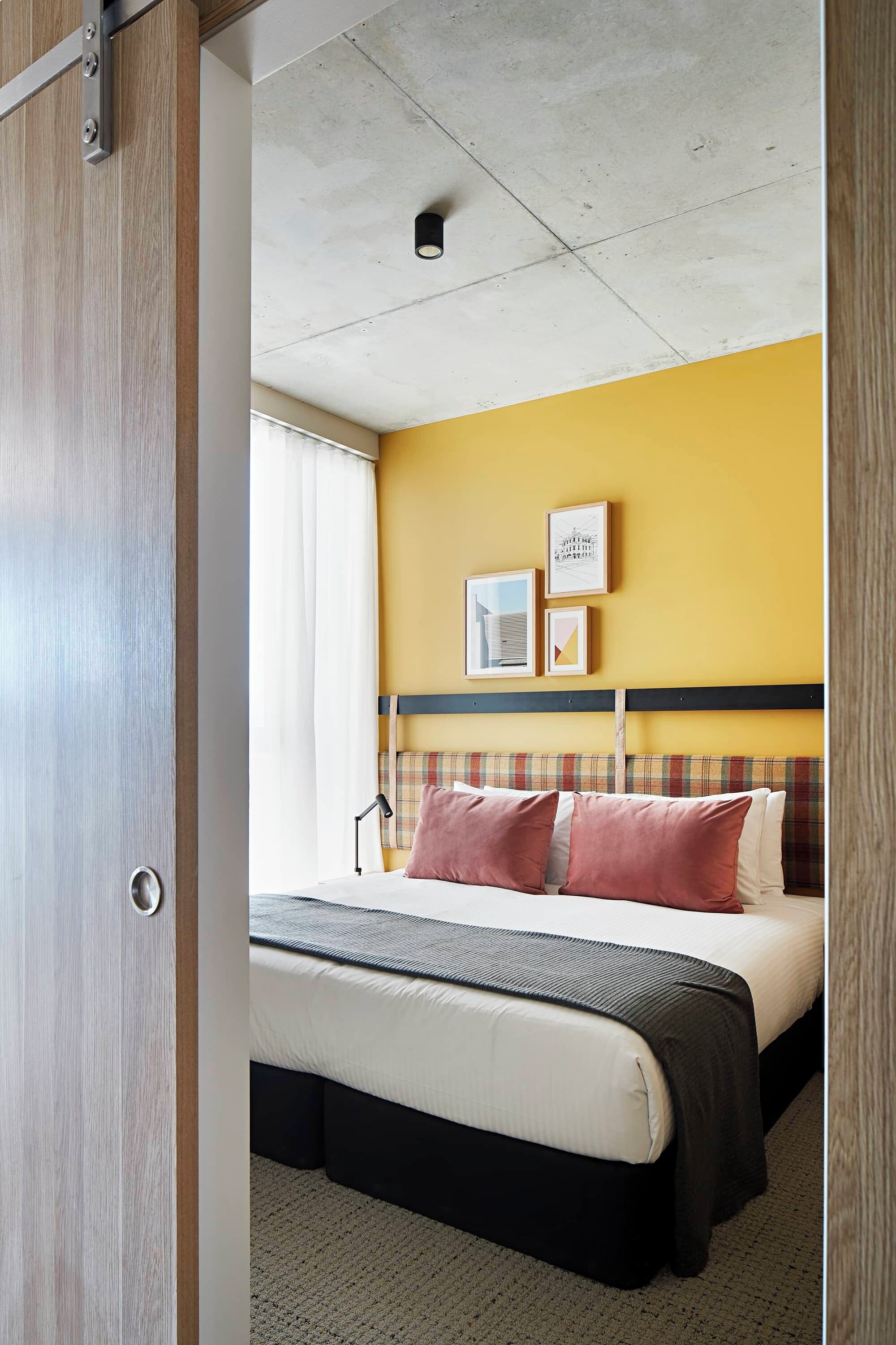 Caja de seguridad en la habitación y tabla de planchar con plancha 