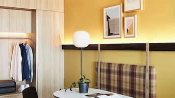 Caja de seguridad en la habitación y tabla de planchar con plancha