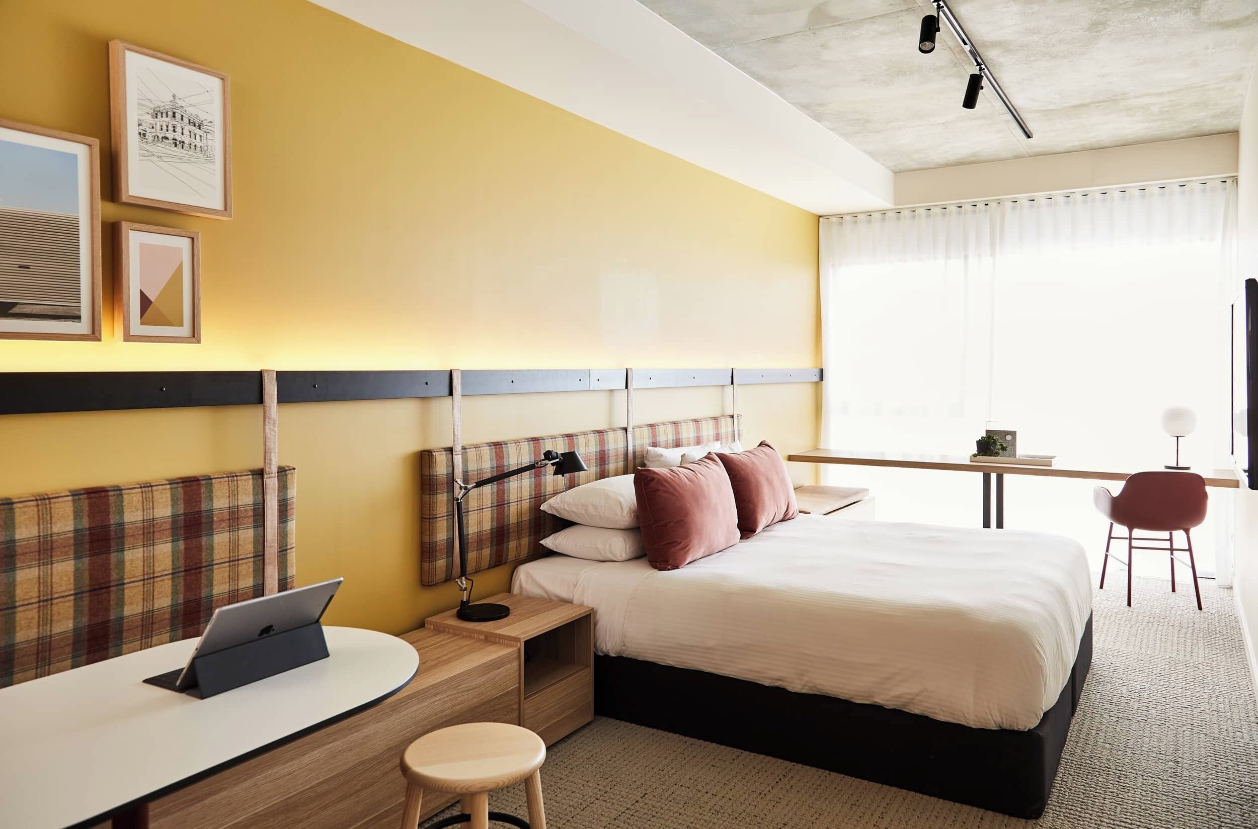 Estudio estándar | Caja de seguridad en la habitación y tabla de planchar con plancha 