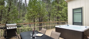 (11R) Spring Meadow Retreat at The Redwoods In Yosemite