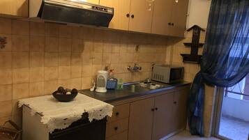 Fridge, microwave, oven, coffee/tea maker