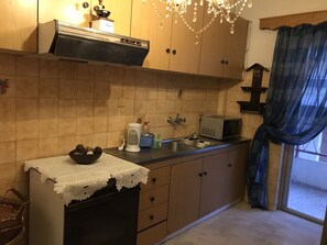 Fridge, microwave, oven, coffee/tea maker