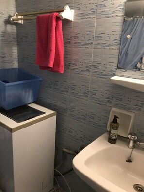 Haartrockner, Handtücher, Seife, Shampoo