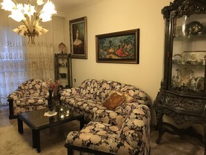 Smart TV - Luxury flat, close to city center (Zografou Athens)