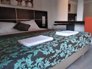 Departamento, 1 habitación, Terraza | Escritorio y espacio para trabajar con laptop 