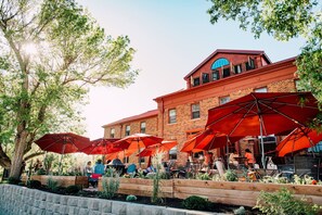 Dundyner, senger med overmadrass og individuelt dekorert