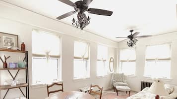 Deluxe Suite | Living area | Books