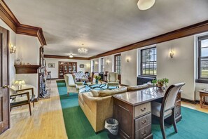 Lobby lounge - Oddfellow Inn & Farm (Helena)