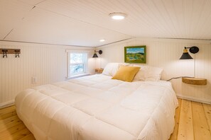 Bungalow | Dundyner, senger med overmadrass og individuelt dekorert