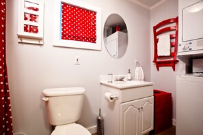 浴槽、ヘアドライヤー、タオル、石鹸