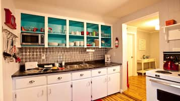 Private kitchen | Fridge, microwave, oven, stovetop