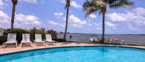 Een verwarmd zwembad