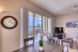 Dining - Waterfront Condo w/ Pool & Hot Tub! Mins to Beach! (St. Petersburg)