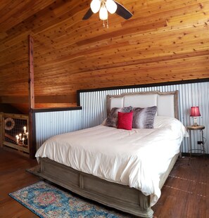 4 bedrooms, desk, iron/ironing board, free WiFi - The Bridge House located in an Beautiful RV Resort near Lake Conroe. (Montgomery)