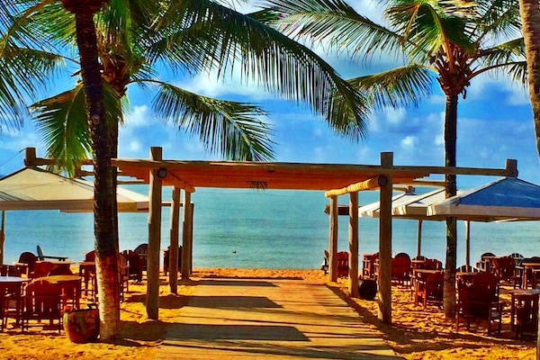 Na praia, areia branca, 20 bares na praia