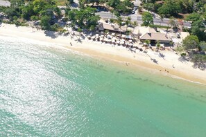 Am Strand, weißer Sandstrand, 20 Strandbars