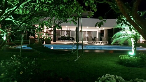 Suuret 6 huonetta Luxury Home uima-altaalla ja kylpytynnyrillä