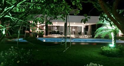 Suuret 6 huonetta Luxury Home uima-altaalla ja kylpytynnyrillä