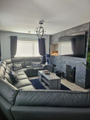 Smart-tv, eldstad och dvd-spelare