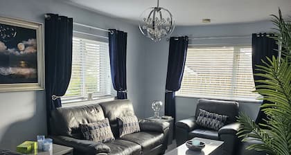 ELLIEMAY'S 4 BEDROOM SELFCATERING HOLIDAY HOME WITH 6 SEATER HOT TUB