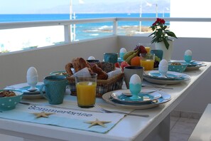 Dining - Amazing beachfront apartment in Hersonissos (Limenas Chersonisou)