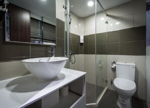 Dusche, Regendusche, Haartrockner, Handtücher