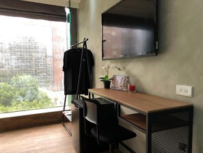 Chambre triple Standard, non-fumeur, vue sur la ville | Rideaux d’obscurcissement, accès au Wi-Fi (inclus), literie fournie