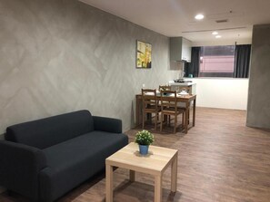 Suite Deluxe, 2 chambres, non-fumeur, vue sur la ville | Rideaux d’obscurcissement, accès au Wi-Fi (inclus), literie fournie