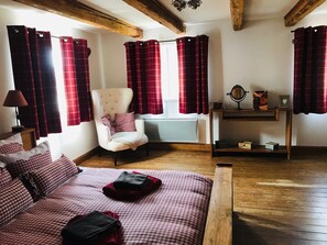 5 habitaciones, tabla de planchar con plancha y cuna de viaje 