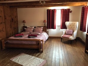 5 habitaciones, tabla de planchar con plancha y cuna de viaje 