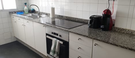 Geladeira, micro-ondas, fogão, cooktop