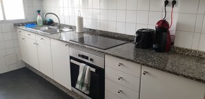 Fridge, microwave, oven, stovetop - Family apartment (Santiago de Compostela)