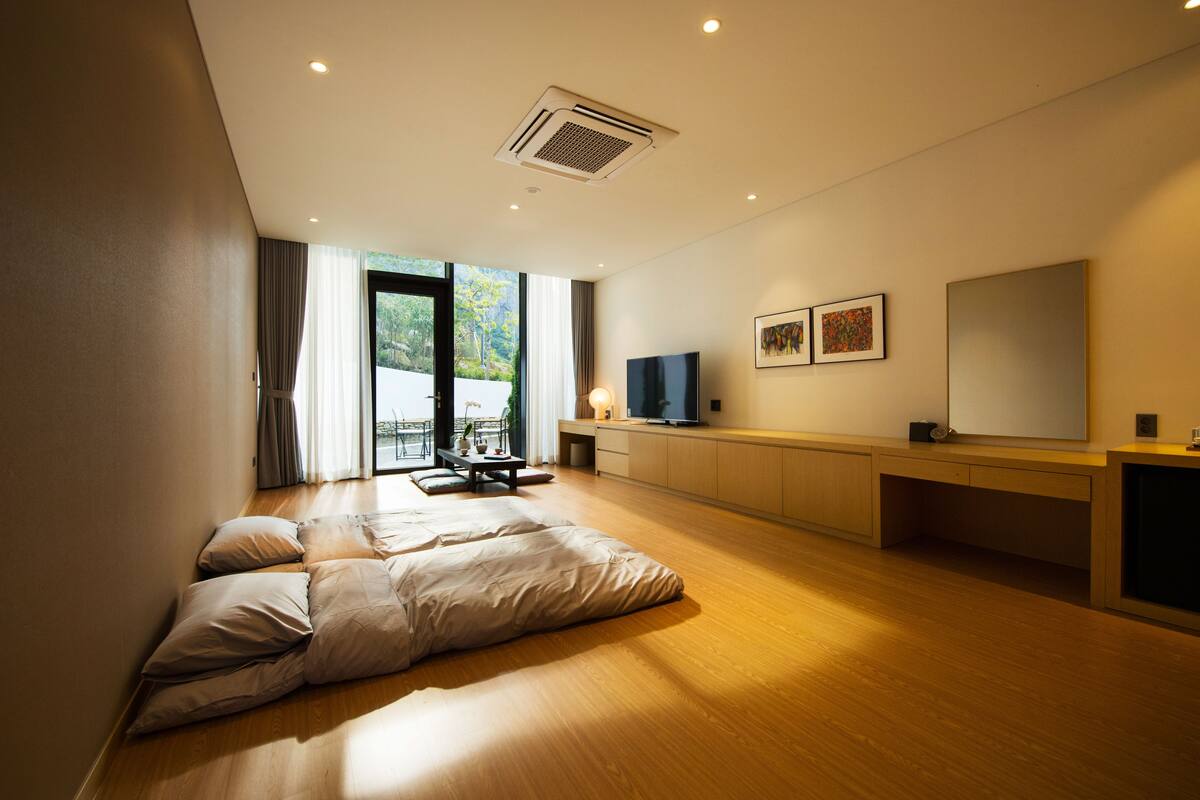 Quarto luxo (Breakfast charge on site over 4 ppl) | Frigobar, individualmente decorados, individualmente mobiliados