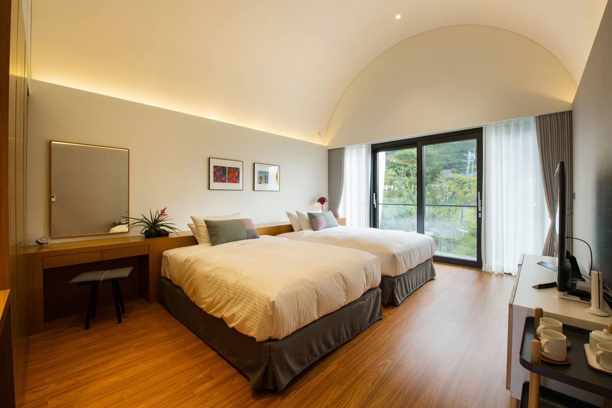 Quarto duplo luxo (Breakfast charge on site over 2 ppl) | Frigobar, individualmente decorados, individualmente mobiliados