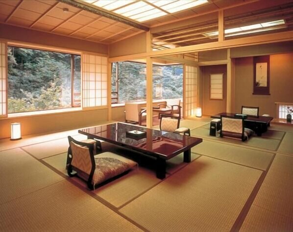 A traditional Japanese room with tatami flooring, a low table, and chairs. - Nishiyama Onsen Keiunkan (Hayakawa)