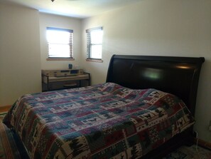 3 bedrooms, iron/ironing board, internet, bed sheets