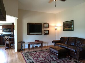 Téléviseur, foyer, lecteur de DVD, livres
