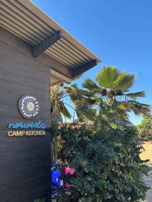 Ein Gebäude mit einem Schild, auf dem "norvesta CAMP KITCHEN" steht, und einem Logo darüber.