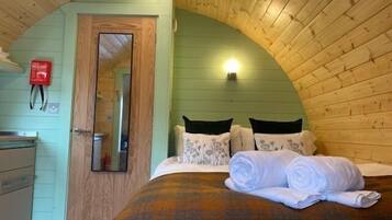 Iron/ironing board, bed sheets