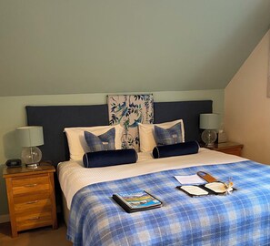 Tabla de planchar con plancha y ropa de cama 