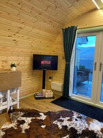 Tabla de planchar con plancha y ropa de cama 